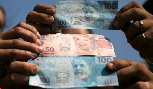 Calificadora retira el grado inversor a Brasil