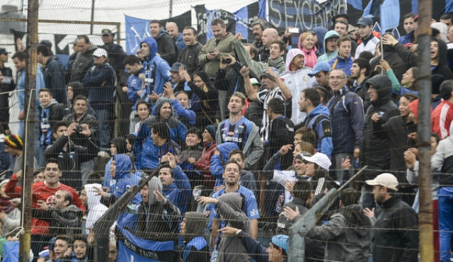 Fénix y Liverpool se entreveran arriba
