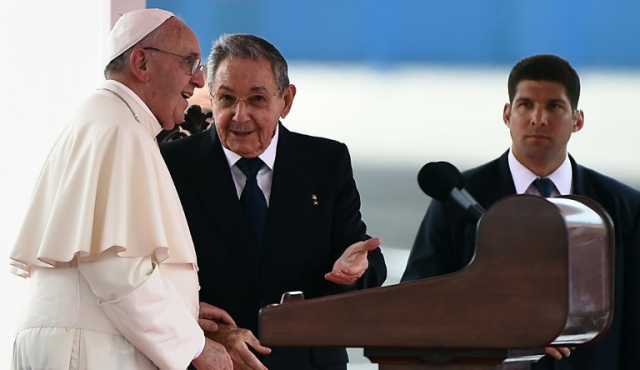 El Papa pide a Cuba abrirse a la Iglesia y a EE.UU