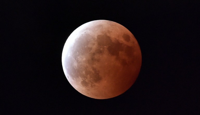 Una superluna teñirá de rojo la madrugada del lunes 
