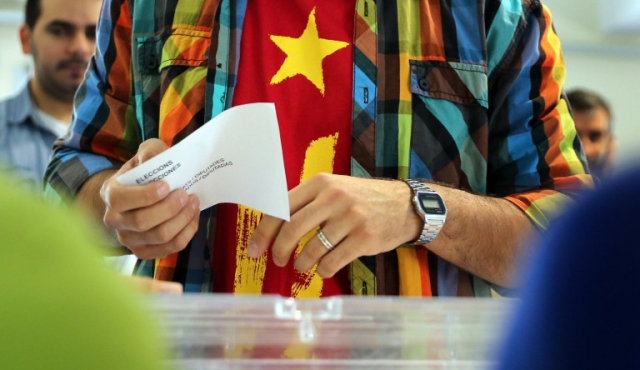 Alta participación en elecciones clave para Cataluña y España