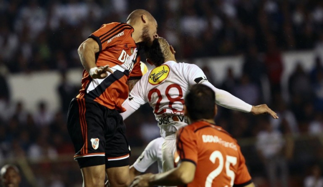 El campeón resiste en Quito y avanza