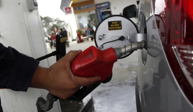 Gobierno decide aumento de combustibles de un 12%
