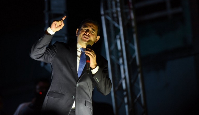 Comediante Jimmy Morales arrasó en elecciones de Guatemala