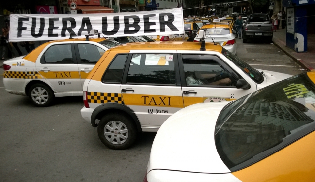 Taxistas comparan a Uber con Phillip Morris