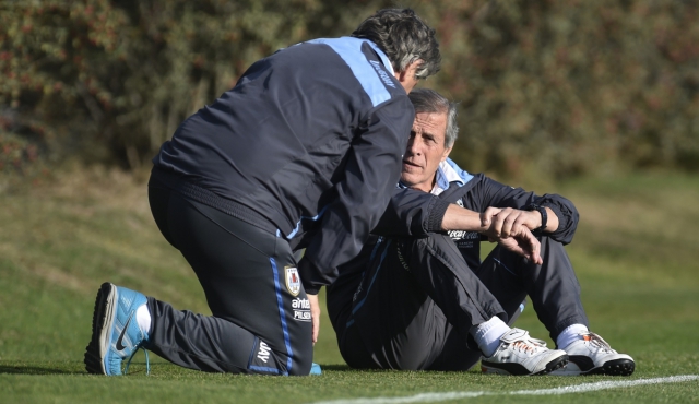 AUF le debe seis meses al cuerpo técnico de la selección