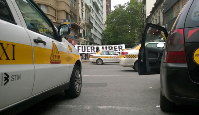 Cómo tributaría Uber y el régimen “excepcional” del taxi