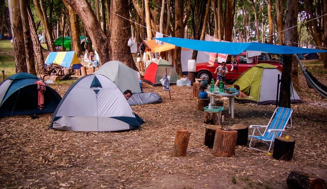 11 personajes que nunca faltan en un camping uruguayo