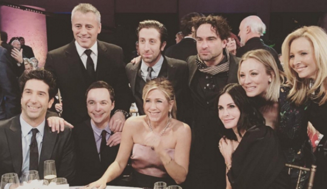 El elenco de Friends reunido junto al de The Big Bang Theory