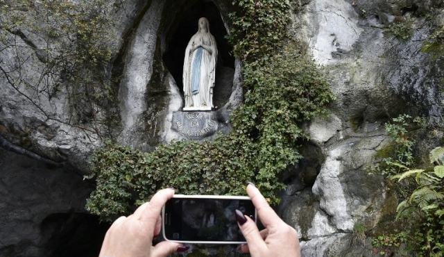 Lourdes se reinventa para compensar la pérdida de peregrinos