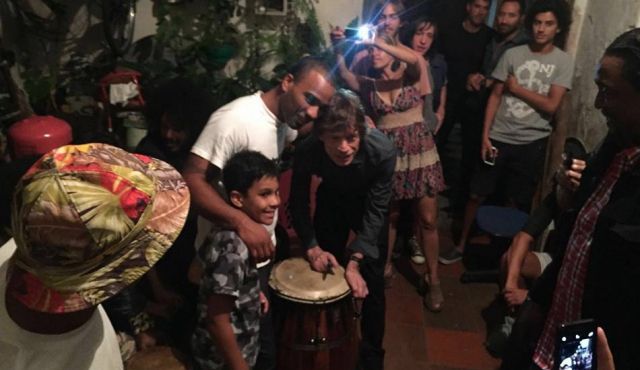 “Cantamos Satisfaction al ritmo de tambores en casa”