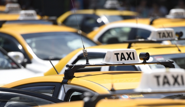 Inspectores piden controlar a los taxis en lugar de “declararle la guerra a Uber”