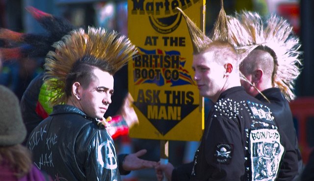 Como protesta, quemarán colección histórica del punk que vale 7 millones de dólares