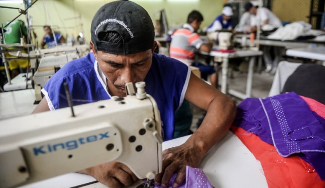 Moda en las cárceles peruanas, de la mano de un francés que dejó Chanel
