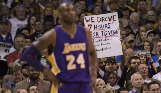 De pie, se despide Kobe