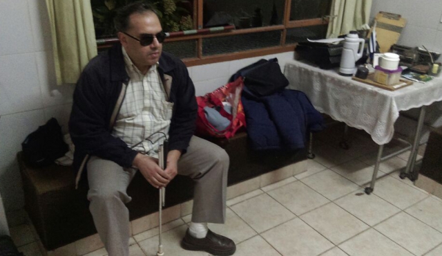Ocupación de ciegos en Cachón: “No nos pueden dejar sin baño”