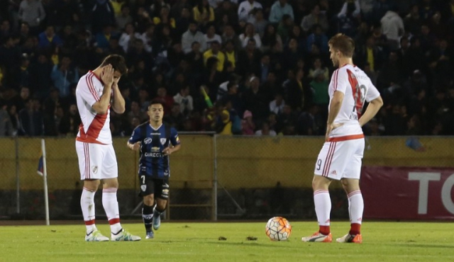 Boca gana en Paraguay y River se complica en Ecuador 