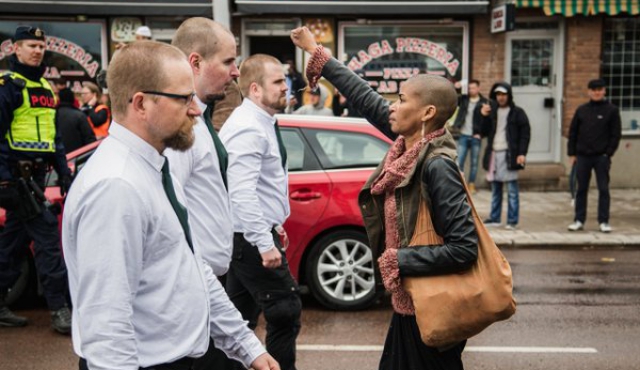 Mujer negra enfrentó a 300 neonazis que marchaban en Suecia