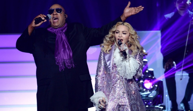Madonna y Stevie Wonder homenajean a Prince en los Premios Billboard
