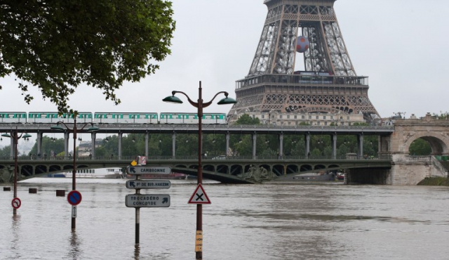 El nivel del Sena baja lentamente tras salirse de su lecho en París​