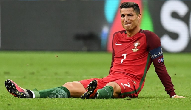 Cristiano se fue lesionado y llorando de la final de la Euro