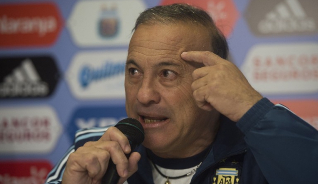 Argentina junta apenas 11 jugadores en su primer entrenamiento 
