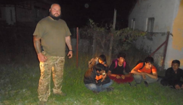 Un alcalde húngaro alardea en Facebook de sus cazas de migrantes