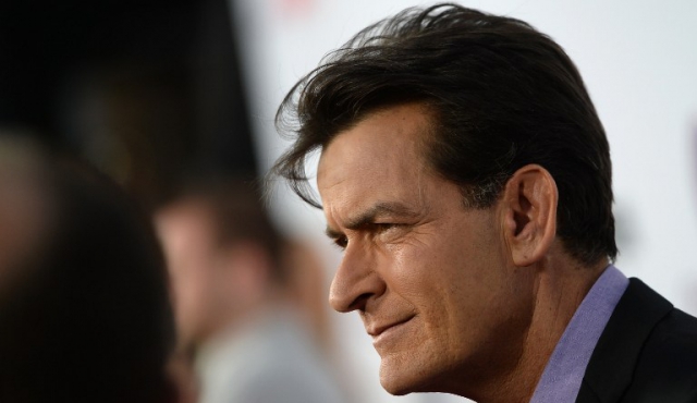 Charlie Sheen invita a otros famosos a revelar si tienen VIH