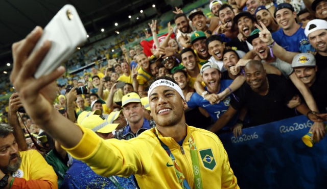 Neymar muestra un adelanto de su 'primer disco' en las redes