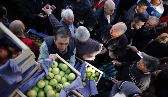 Argentina: productores protestan regalando 10 toneladas de peras y manzanas