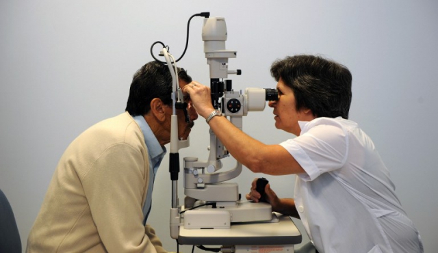 Entre 15 y 20 cirugías más por día en el Hospital de Ojos gracias a nuevo microscopio