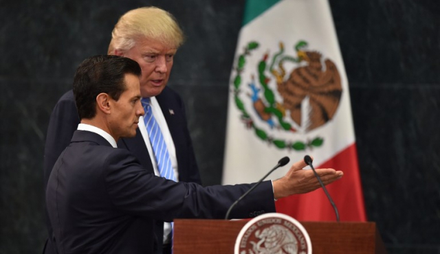 Peña Nieto y Trump debaten en Twitter sobre el muro
