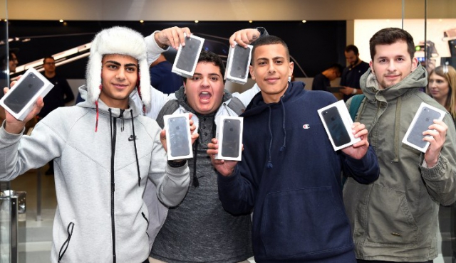 Largas filas y frustración en el primer día de ventas del iPhone 7
