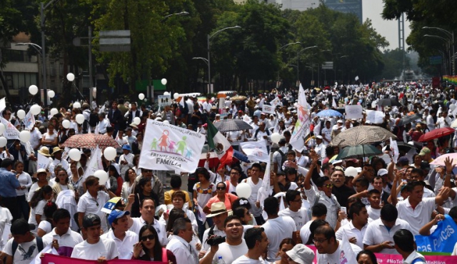 Miles de personas marchan contra el matrimonio gay en México