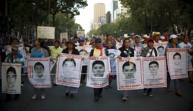 Dos años después, México no puede lavar mancha de Ayotzinapa