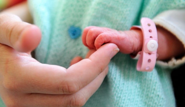 Nace el primer bebé con el ADN de tres padres