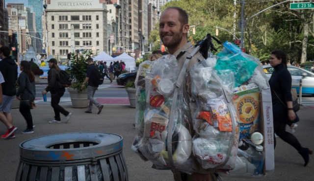 Un hombre-basura se pasea por Nueva York para alertar sobre el consumo