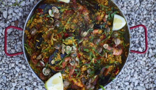 Jamie Oliver le pone chorizo y desata el “paellagate”