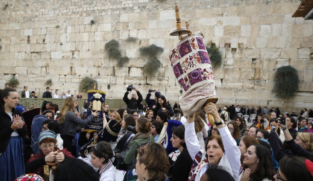 Mujeres se enfrentan a judíos ortodoxos en el Muro de los Lamentos