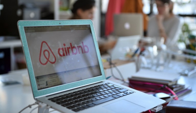 Airbnb lanza nuevos servicios similares a agencia de viajes
