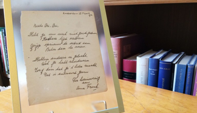 Un poema de Ana Frank fue vendido por 140.000 euros en subasta