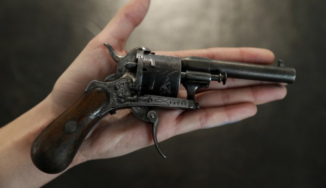 El revólver con el que Verlaine disparó contra Rimbaud, subastado en 434.500 euros