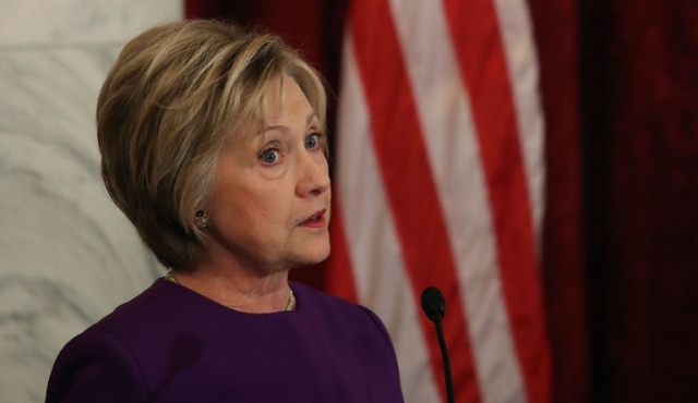 Clinton advierte de peligros por “epidemia” de noticias falsas
