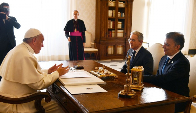Santos y Uribe mantienen desacuerdos sobre paz en Colombia tras reunión con papa Francisco