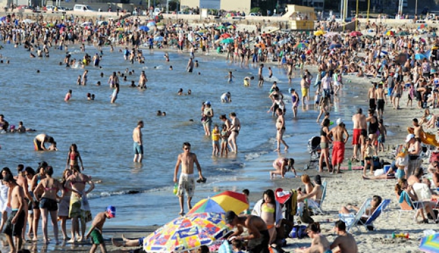 Pese a incidencia del cáncer de piel, uruguayos van a la playa en la peor hora