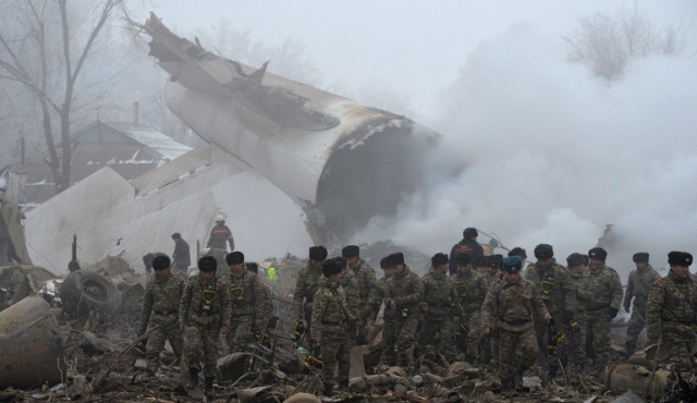 Avión turco cae sobre viviendas en Kirguistán y mata a 37 personas