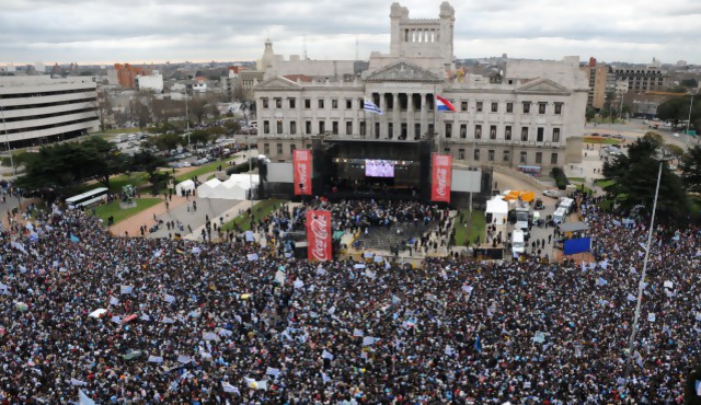 Aplauso, medalla y beso