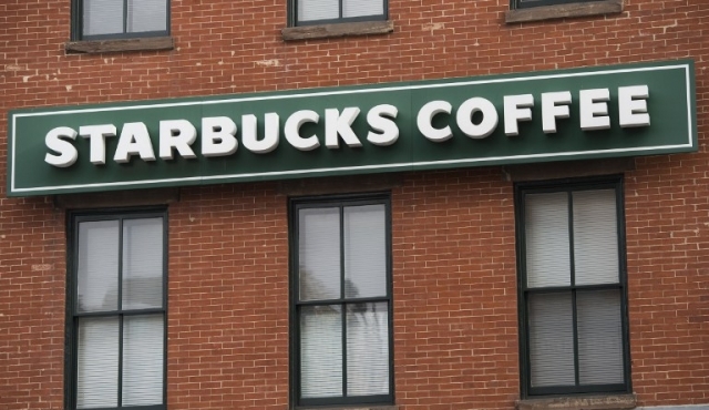 Starbucks y Airbnb responden con acciones a decreto antimigratorio de Trump