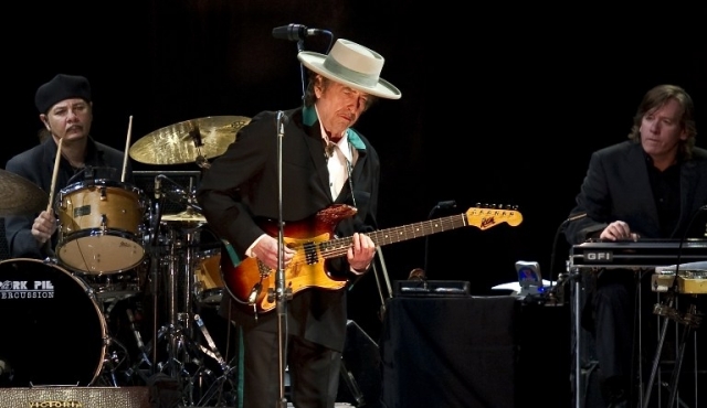 Tras el Nobel, Dylan lanza nuevo álbum con covers de Sinatra