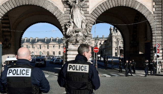 Presunto yihadista con machete ataca a militares en el Carrusel del Louvre de París